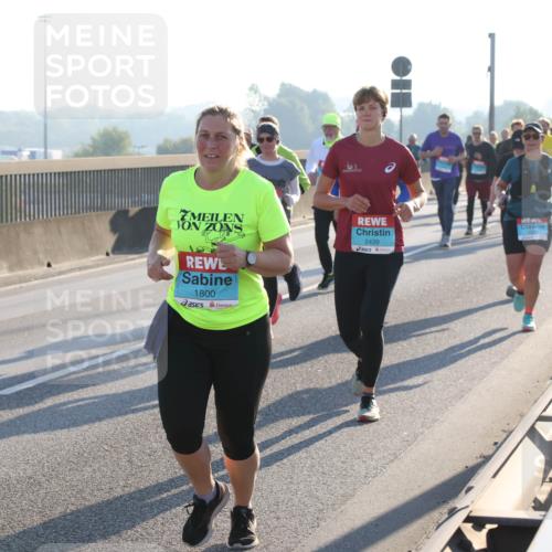 03.10.2025 - Köhlbrandbrückenlauf Lena Gebhardt http://msf.ph/oto/9044079 03.10.2025 09:27:02 Position 1 1800, 2439 meine-sportfotos.de