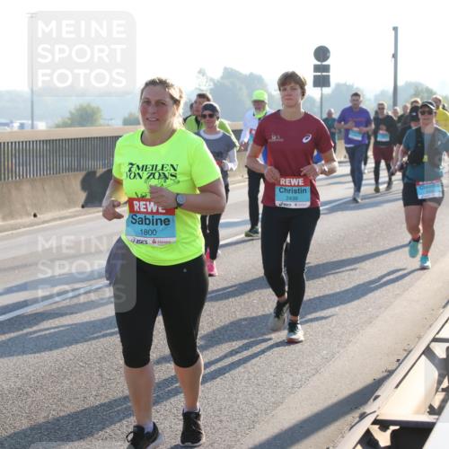 03.10.2025 - Köhlbrandbrückenlauf Lena Gebhardt http://msf.ph/oto/9044084 03.10.2025 09:27:02 Position 1 1800, 2439 meine-sportfotos.de