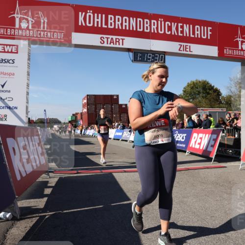 03.10.2025 - Köhlbrandbrückenlauf Lena Gebhardt http://msf.ph/oto/9044085 03.10.2025 13:19:31 Ziel 4691, 4971, 5009, 5405, 5443, 5451, 5578, 5838, 6057, 6230, 6753, 6776 meine-sportfotos.de