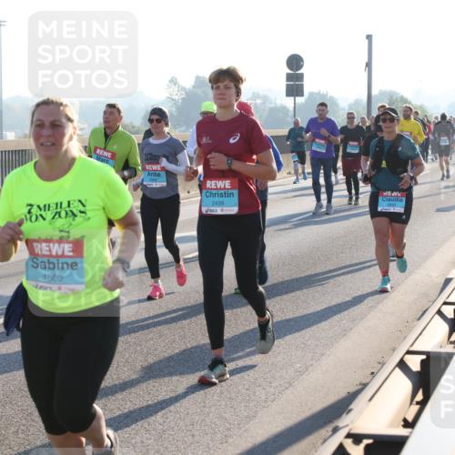 03.10.2025 - Köhlbrandbrückenlauf Lena Gebhardt http://msf.ph/oto/9044087 03.10.2025 09:27:02 Position 1 1800, 2466, 2439, 2830 meine-sportfotos.de