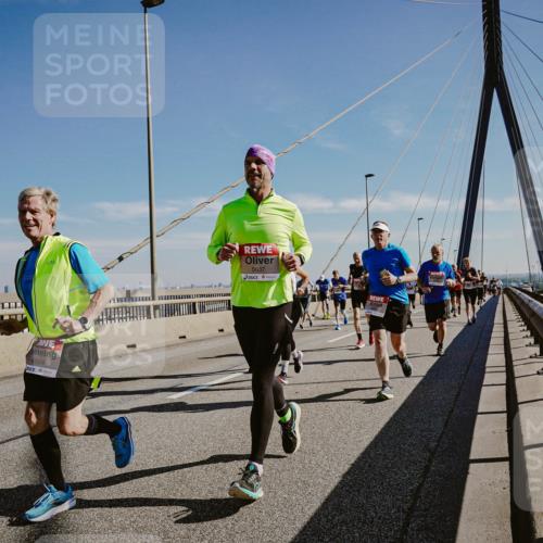 03.10.2025 - Köhlbrandbrückenlauf Michael Burmester http://msf.ph/oto/9044103 03.10.2025 12:25:50 Position 1 4504, 5637 meine-sportfotos.de