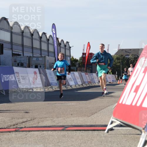 03.10.2025 - Köhlbrandbrückenlauf Luisa Fischer http://msf.ph/oto/9044161 03.10.2025 13:40:50 Ziel 5495, 5496, 5558, 6134, 6135 meine-sportfotos.de