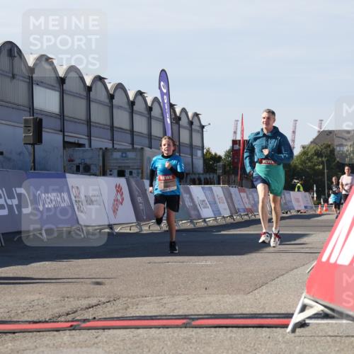 03.10.2025 - Köhlbrandbrückenlauf Luisa Fischer http://msf.ph/oto/9044165 03.10.2025 13:40:50 Ziel 5495, 5496, 5558, 6134, 6135 meine-sportfotos.de