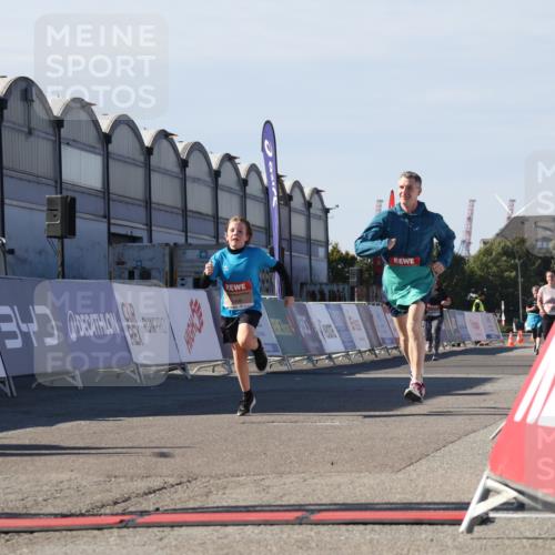 03.10.2025 - Köhlbrandbrückenlauf Luisa Fischer http://msf.ph/oto/9044170 03.10.2025 13:40:51 Ziel 5495, 5496, 5558, 6134, 6135 meine-sportfotos.de