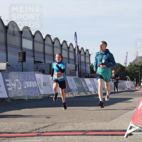 03.10.2025 - Köhlbrandbrückenlauf Luisa Fischer http://msf.ph/oto/9044174 03.10.2025 13:40:51 Ziel 5495, 5496, 5558, 6134, 6135 meine-sportfotos.de