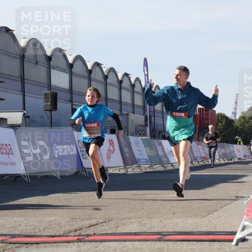 03.10.2025 - Köhlbrandbrückenlauf Luisa Fischer http://msf.ph/oto/9044180 03.10.2025 13:40:51 Ziel 5495, 5496, 5558, 6134, 6135 meine-sportfotos.de