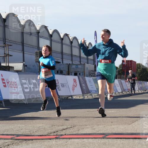 03.10.2025 - Köhlbrandbrückenlauf Luisa Fischer http://msf.ph/oto/9044183 03.10.2025 13:40:52 Ziel 5495, 5496, 6134, 6135 meine-sportfotos.de
