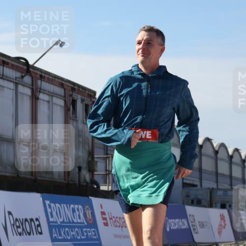 03.10.2025 - Köhlbrandbrückenlauf Luisa Fischer http://msf.ph/oto/9044201 03.10.2025 13:40:53 Ziel 5495, 5496, 6134, 6135 meine-sportfotos.de