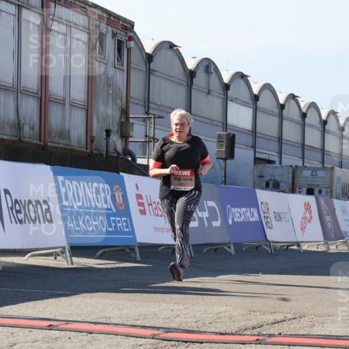 03.10.2025 - Köhlbrandbrückenlauf Luisa Fischer http://msf.ph/oto/9044206 03.10.2025 13:41:01 Ziel 5495, 5496, 6317, 6437 meine-sportfotos.de