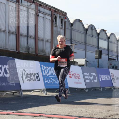 03.10.2025 - Köhlbrandbrückenlauf Luisa Fischer http://msf.ph/oto/9044218 03.10.2025 13:41:02 Ziel 5495, 5496, 6317, 6437 meine-sportfotos.de