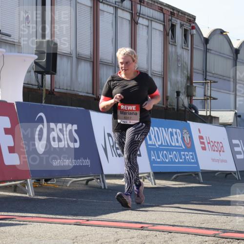 03.10.2025 - Köhlbrandbrückenlauf Luisa Fischer http://msf.ph/oto/9044226 03.10.2025 13:41:02 Ziel 5495, 5496, 6317, 6437 meine-sportfotos.de