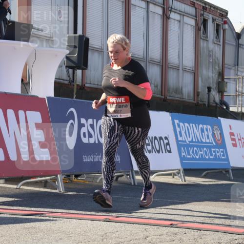 03.10.2025 - Köhlbrandbrückenlauf Luisa Fischer http://msf.ph/oto/9044229 03.10.2025 13:41:03 Ziel 5495, 5496, 6317, 6437 meine-sportfotos.de