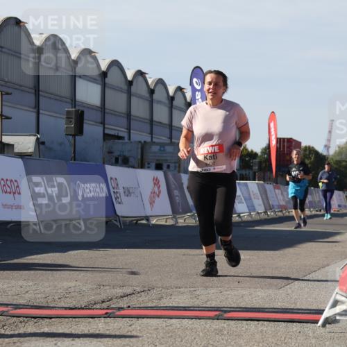 03.10.2025 - Köhlbrandbrückenlauf Luisa Fischer http://msf.ph/oto/9044237 03.10.2025 13:41:04 Ziel 5495, 5496, 6317, 6437 meine-sportfotos.de