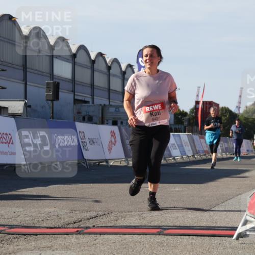 03.10.2025 - Köhlbrandbrückenlauf Luisa Fischer http://msf.ph/oto/9044240 03.10.2025 13:41:04 Ziel 5495, 5496, 6317, 6437 meine-sportfotos.de
