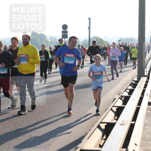 03.10.2025 - Köhlbrandbrückenlauf Lena Gebhardt http://msf.ph/oto/9044241 03.10.2025 09:27:09 Position 1 2988, 3429, 3451, 2862, 2861 meine-sportfotos.de