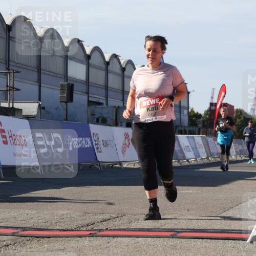 03.10.2025 - Köhlbrandbrückenlauf Luisa Fischer http://msf.ph/oto/9044248 03.10.2025 13:41:04 Ziel 5495, 5496, 6317, 6437 meine-sportfotos.de