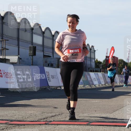 03.10.2025 - Köhlbrandbrückenlauf Luisa Fischer http://msf.ph/oto/9044253 03.10.2025 13:41:04 Ziel 5495, 5496, 6317, 6437 meine-sportfotos.de