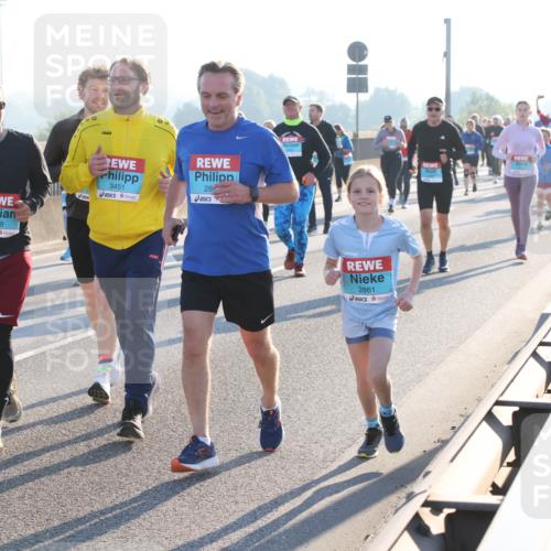 03.10.2025 - Köhlbrandbrückenlauf Lena Gebhardt http://msf.ph/oto/9044266 03.10.2025 09:27:10 Position 1 3429, 28, 3451, 2861 meine-sportfotos.de