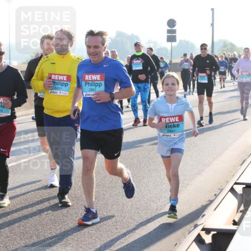 03.10.2025 - Köhlbrandbrückenlauf Lena Gebhardt http://msf.ph/oto/9044279 03.10.2025 09:27:10 Position 1 3429, 3451, 2862, 2861 meine-sportfotos.de