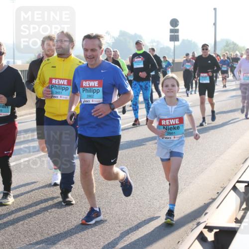 03.10.2025 - Köhlbrandbrückenlauf Lena Gebhardt http://msf.ph/oto/9044283 03.10.2025 09:27:10 Position 1 3429, 3451, 2862, 2861 meine-sportfotos.de