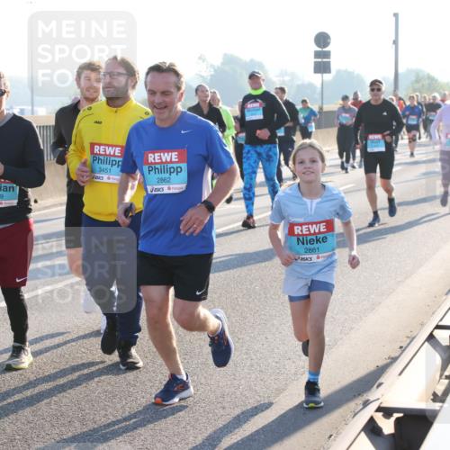 03.10.2025 - Köhlbrandbrückenlauf Lena Gebhardt http://msf.ph/oto/9044289 03.10.2025 09:27:10 Position 1 3429, 3451, 2862, 2861 meine-sportfotos.de