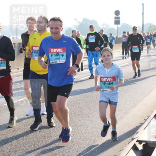 03.10.2025 - Köhlbrandbrückenlauf Lena Gebhardt http://msf.ph/oto/9044294 03.10.2025 09:27:10 Position 1 3429, 345, 2862, 2861 meine-sportfotos.de