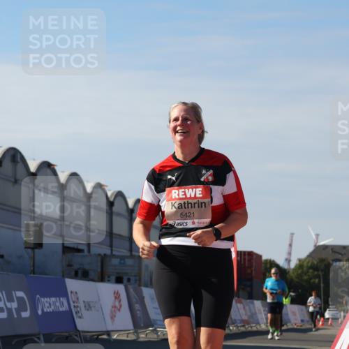 03.10.2025 - Köhlbrandbrückenlauf Luisa Fischer http://msf.ph/oto/9044307 03.10.2025 13:41:16 Ziel 5116, 5121, 5197, 5421, 6437 meine-sportfotos.de