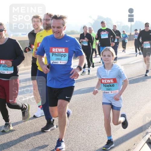 03.10.2025 - Köhlbrandbrückenlauf Lena Gebhardt http://msf.ph/oto/9044309 03.10.2025 09:27:10 Position 1 3429, 2862, 2861 meine-sportfotos.de