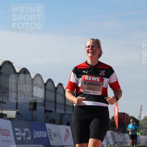 03.10.2025 - Köhlbrandbrückenlauf Luisa Fischer http://msf.ph/oto/9044310 03.10.2025 13:41:16 Ziel 5116, 5121, 5197, 5421, 6437 meine-sportfotos.de