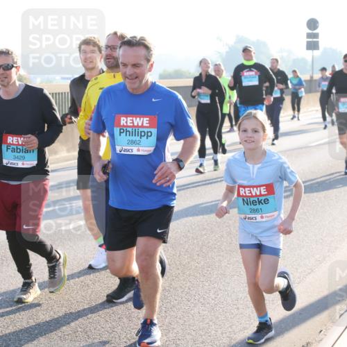 03.10.2025 - Köhlbrandbrückenlauf Lena Gebhardt http://msf.ph/oto/9044314 03.10.2025 09:27:10 Position 1 3429, 2862, 2861 meine-sportfotos.de