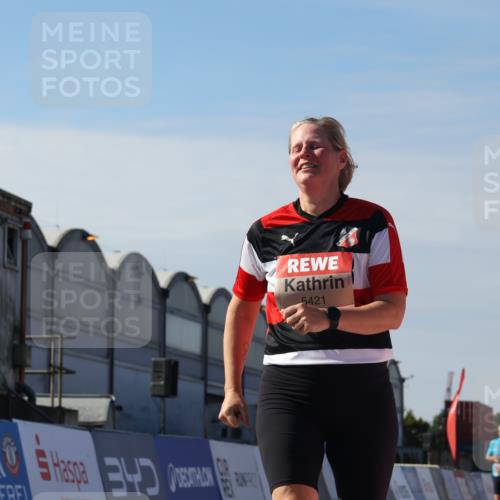 03.10.2025 - Köhlbrandbrückenlauf Luisa Fischer http://msf.ph/oto/9044315 03.10.2025 13:41:17 Ziel 5116, 5121, 5197, 5421 meine-sportfotos.de
