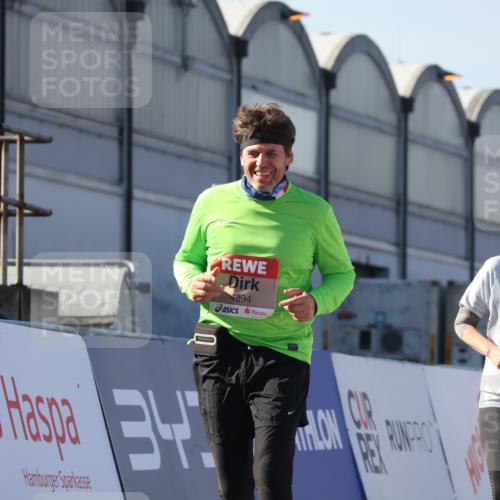 03.10.2025 - Köhlbrandbrückenlauf Luisa Fischer http://msf.ph/oto/9044323 03.10.2025 13:41:34 Ziel 4894, 5228, 5230, 6462 meine-sportfotos.de