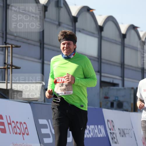 03.10.2025 - Köhlbrandbrückenlauf Luisa Fischer http://msf.ph/oto/9044326 03.10.2025 13:41:35 Ziel 4894, 5228, 5230, 6462 meine-sportfotos.de