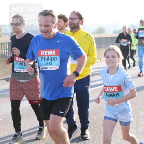 03.10.2025 - Köhlbrandbrückenlauf Lena Gebhardt http://msf.ph/oto/9044342 03.10.2025 09:27:11 Position 1 988, 3429, 2862 meine-sportfotos.de