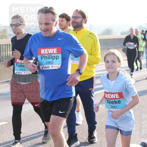 03.10.2025 - Köhlbrandbrückenlauf Lena Gebhardt http://msf.ph/oto/9044346 03.10.2025 09:27:11 Position 1 988, 3429, 2862, 51, 2861 meine-sportfotos.de