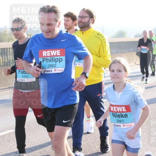 03.10.2025 - Köhlbrandbrückenlauf Lena Gebhardt http://msf.ph/oto/9044350 03.10.2025 09:27:11 Position 1 988, 3429, 2862, 3451, 2861 meine-sportfotos.de