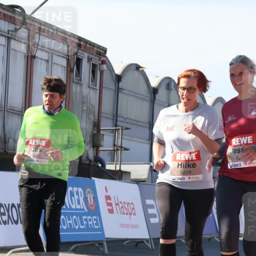 03.10.2025 - Köhlbrandbrückenlauf Luisa Fischer http://msf.ph/oto/9044362 03.10.2025 13:41:37 Ziel 4894, 5228, 5230, 6462 meine-sportfotos.de