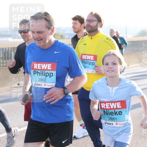 03.10.2025 - Köhlbrandbrückenlauf Lena Gebhardt http://msf.ph/oto/9044367 03.10.2025 09:27:11 Position 1 2988, 2862, 3451, 2861 meine-sportfotos.de