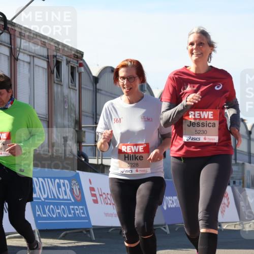 03.10.2025 - Köhlbrandbrückenlauf Luisa Fischer http://msf.ph/oto/9044369 03.10.2025 13:41:38 Ziel 4894, 5228, 5230, 6462 meine-sportfotos.de