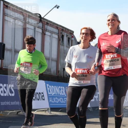 03.10.2025 - Köhlbrandbrückenlauf Luisa Fischer http://msf.ph/oto/9044376 03.10.2025 13:41:38 Ziel 4894, 5228, 5230, 6462 meine-sportfotos.de