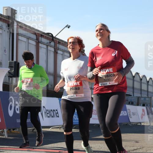 03.10.2025 - Köhlbrandbrückenlauf Luisa Fischer http://msf.ph/oto/9044379 03.10.2025 13:41:38 Ziel 4894, 5228, 5230, 6462 meine-sportfotos.de