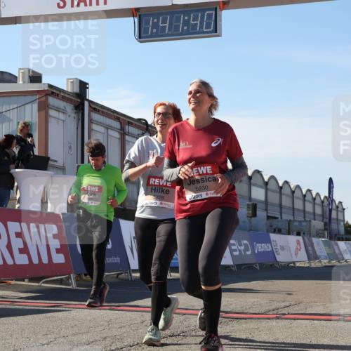 03.10.2025 - Köhlbrandbrückenlauf Luisa Fischer http://msf.ph/oto/9044384 03.10.2025 13:41:39 Ziel 4894, 5228, 5230, 6462 meine-sportfotos.de