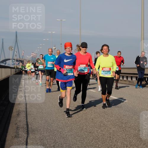 03.10.2025 - Köhlbrandbrückenlauf Fabian Wolf http://msf.ph/oto/9044389 03.10.2025 09:57:04 Position 3 2996, 3060, 3062 meine-sportfotos.de