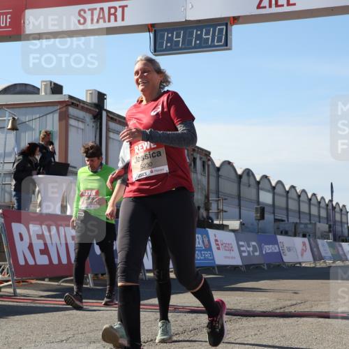 03.10.2025 - Köhlbrandbrückenlauf Luisa Fischer http://msf.ph/oto/9044390 03.10.2025 13:41:39 Ziel 4894, 5228, 5230, 6462 meine-sportfotos.de