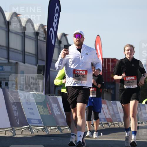 03.10.2025 - Köhlbrandbrückenlauf Luisa Fischer http://msf.ph/oto/9044393 03.10.2025 13:41:42 Ziel 4894, 5193, 5228, 5230 meine-sportfotos.de