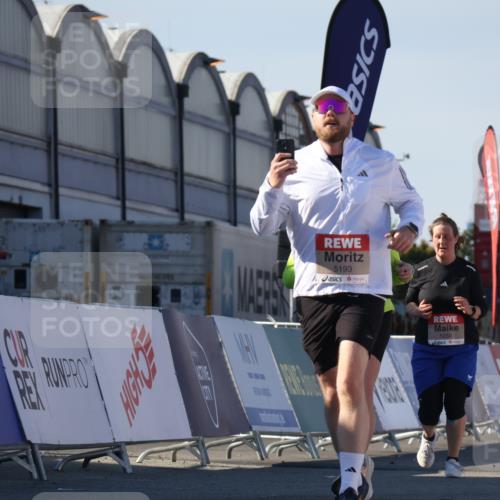 03.10.2025 - Köhlbrandbrückenlauf Luisa Fischer http://msf.ph/oto/9044402 03.10.2025 13:41:43 Ziel 4894, 5193, 5228, 5230, 5232, 5257 meine-sportfotos.de