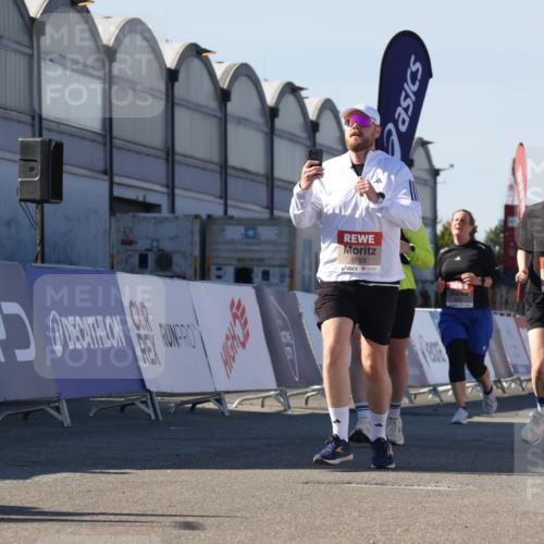 03.10.2025 - Köhlbrandbrückenlauf Luisa Fischer http://msf.ph/oto/9044405 03.10.2025 13:41:43 Ziel 4894, 5193, 5228, 5230, 5232, 5257 meine-sportfotos.de