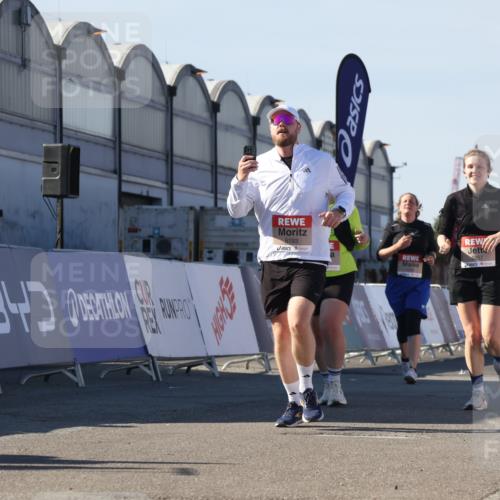03.10.2025 - Köhlbrandbrückenlauf Luisa Fischer http://msf.ph/oto/9044409 03.10.2025 13:41:43 Ziel 4894, 5193, 5228, 5230, 5232, 5257 meine-sportfotos.de