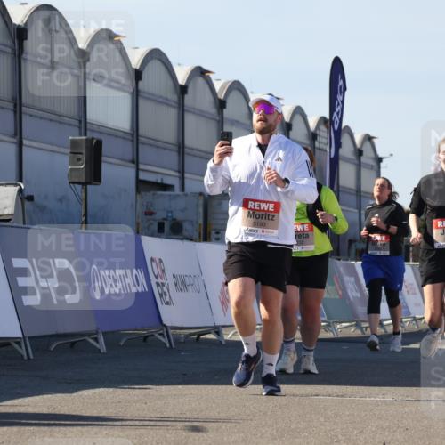 03.10.2025 - Köhlbrandbrückenlauf Luisa Fischer http://msf.ph/oto/9044412 03.10.2025 13:41:44 Ziel 4894, 5193, 5228, 5230, 5232, 5257 meine-sportfotos.de