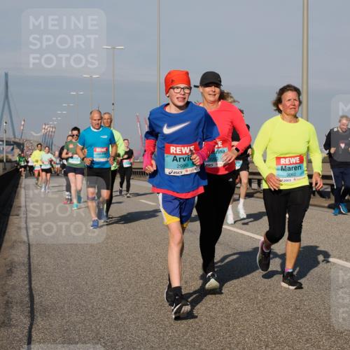 03.10.2025 - Köhlbrandbrückenlauf Fabian Wolf http://msf.ph/oto/9044415 03.10.2025 09:57:05 Position 3 2996, 3060, 3062 meine-sportfotos.de